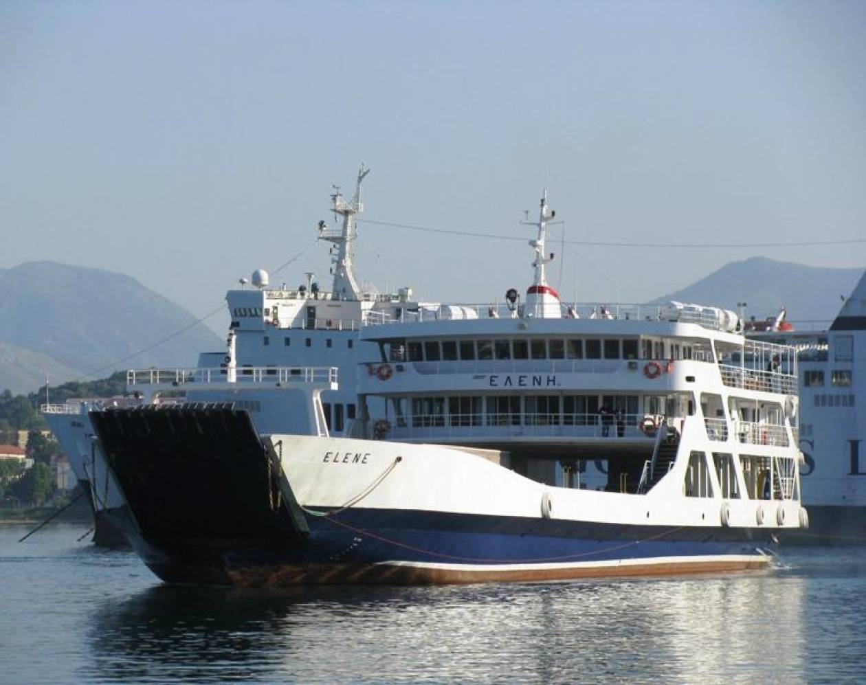 Μηχανική βλάβη στο επιβατικό πλοίο «Ελένη» στην Κέρκυρα