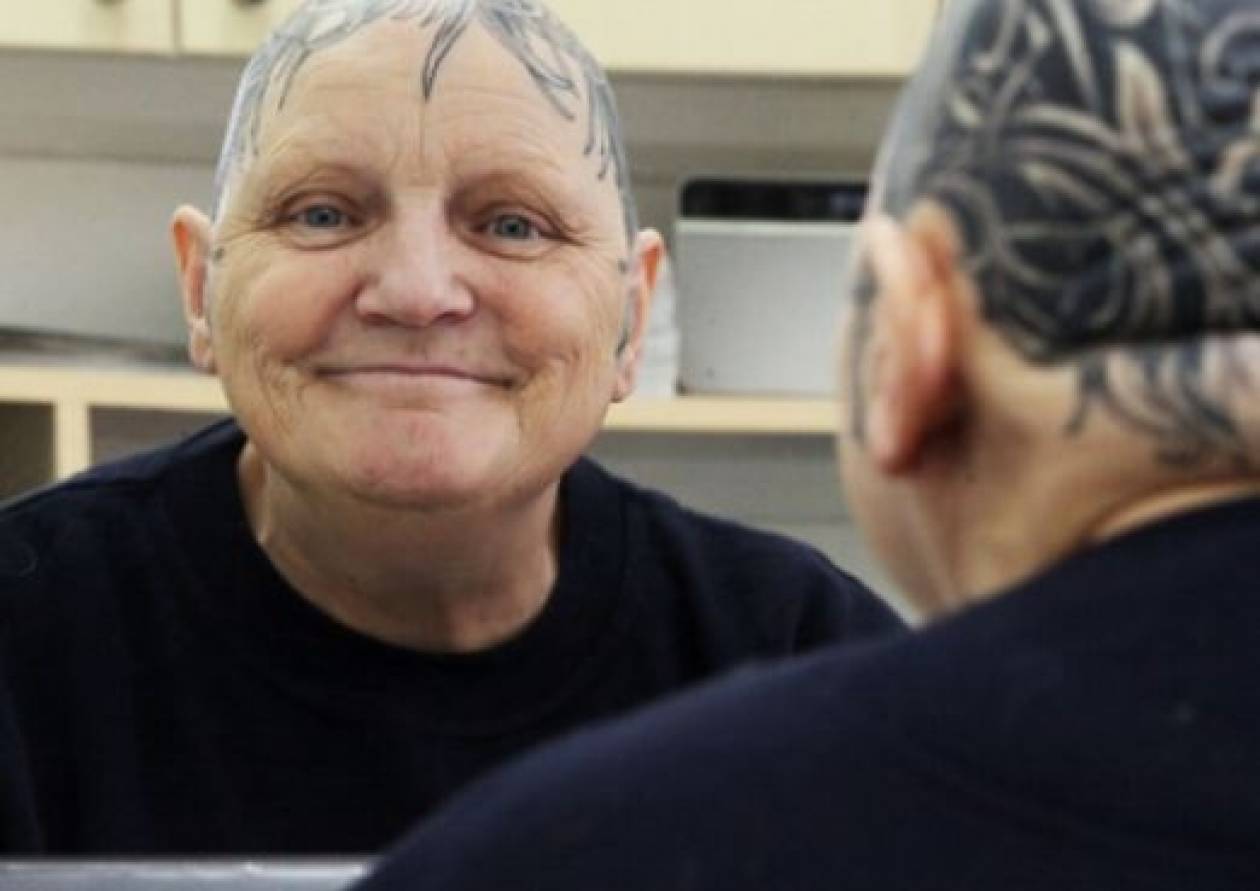 Τατουάζ στο κεφάλι έκανε 60χρονη!