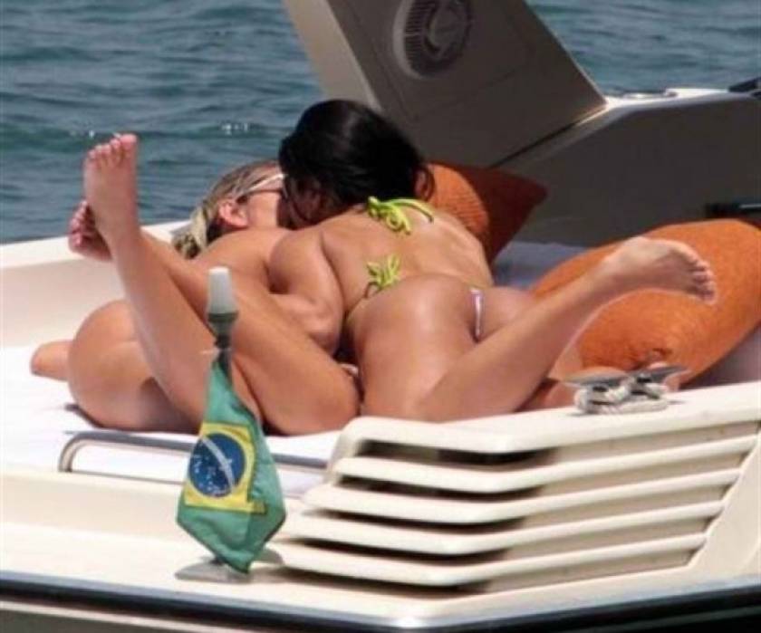 Δείτε τα καυτά φιλιά ανάμεσα στις δύο Βραζιλιάνες εστεμμένες καλλονές!
