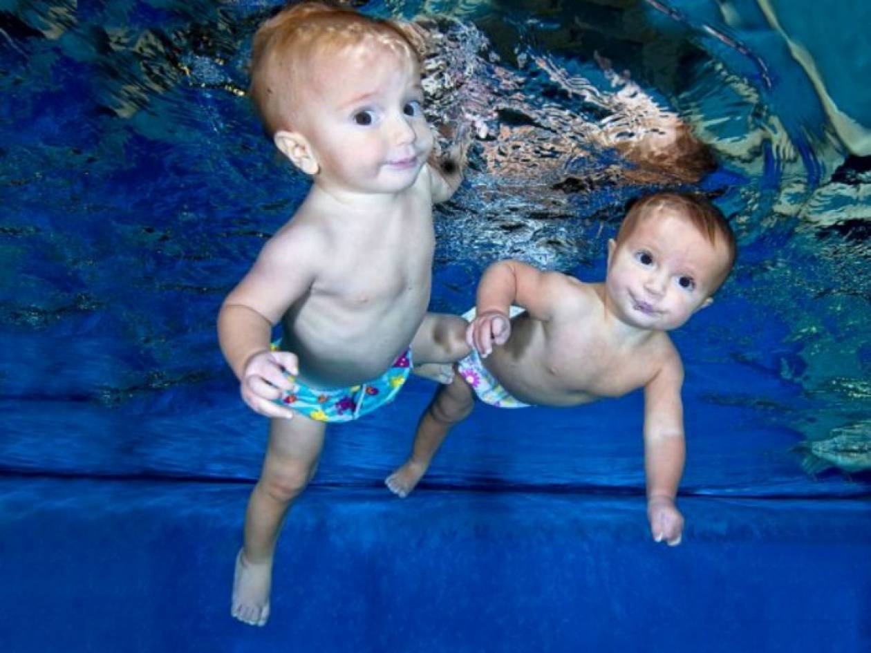 Απίστευτο: Δίδυμα 9 μηνών κολυμπούν μόνα σε πισίνα 25 μέτρων! (vid)