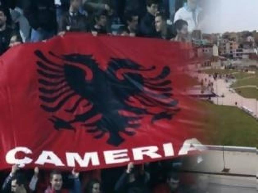 Διαμαρτυρία αλβανοτσάμηδων στην ελληνική πρεσβεία στα Τίρανα