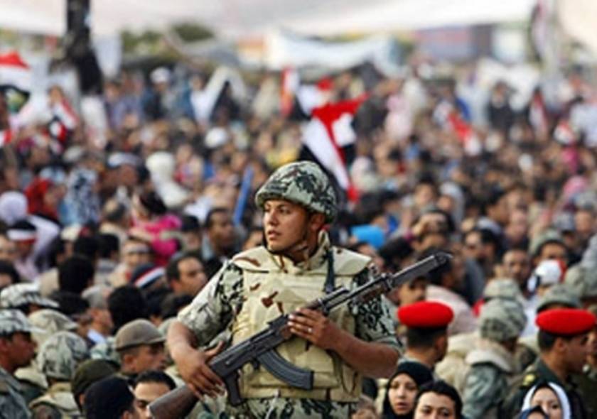 Αίγυπτος: Ο στρατός θα μείνει στο δρόμο μέχρι το δημοψήφισμα