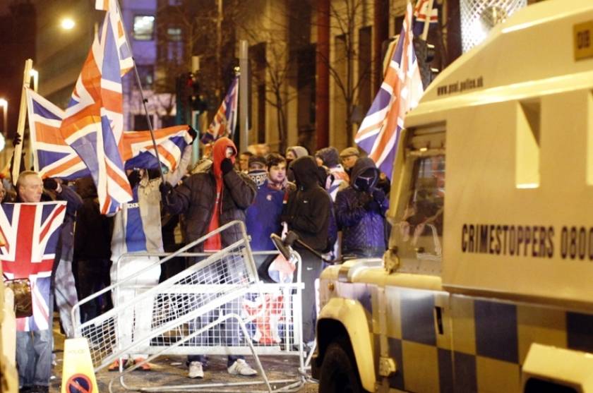 Β. Ιρλανδία: Η αφαίρεση της βρετανικής σημαίας έφερε ξεσηκωμό