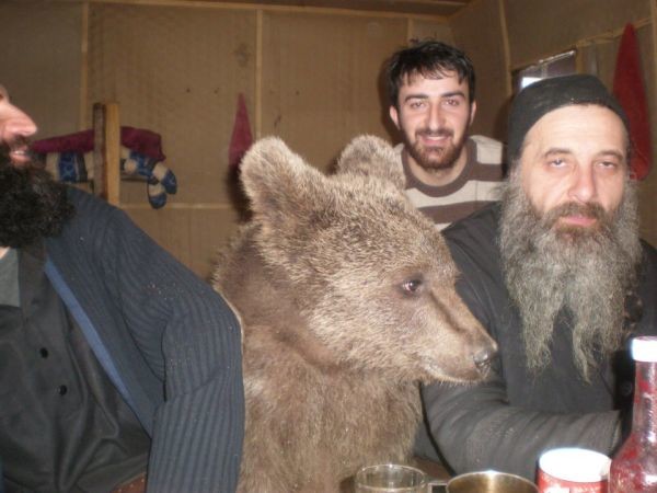 Απίθανες φωτογραφίες:Mοναχοί του Αγίου Όρους αγκαλιά με αρκούδες!