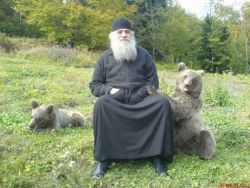 Απίθανες φωτογραφίες:Mοναχοί του Αγίου Όρους αγκαλιά με αρκούδες!
