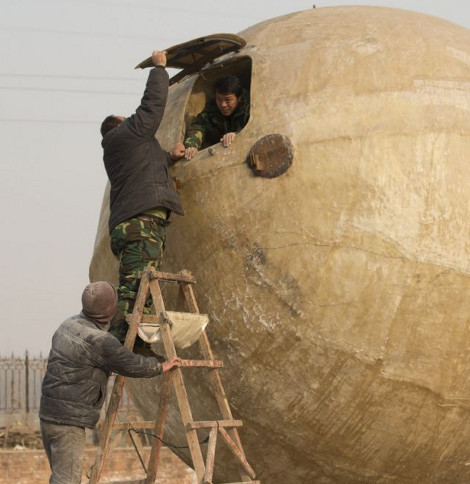 21 Δεκεμβρίου 2012: Αγρότης κατασκεύασε... κιβωτό-μπάλα!