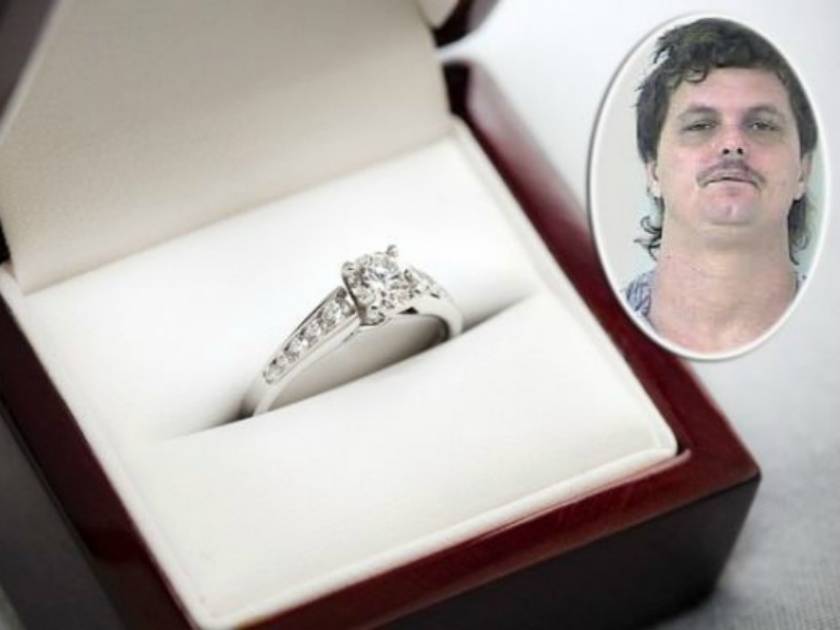 Θράσος: Έκλεψε το δαχτυλίδι της πρώην για να το δωρίσει στη νυν!
