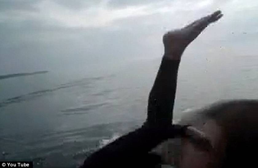 Βίντεο: Η πιο τρομακτική φάρσα! Τον έριξαν στο νερό, δίπλα σε καρχαρία