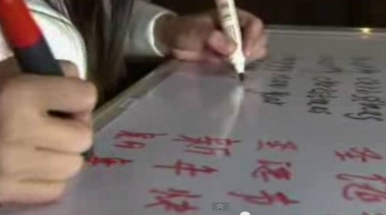 Εντυπωσιακό: Γράφει ταυτόχρονα με τα δύο χέρια σε διαφορετικές γλώσσες