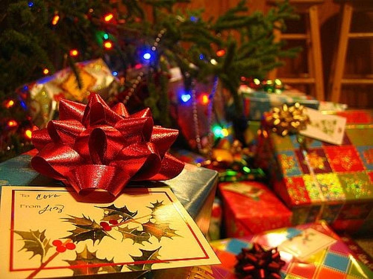 Λιγοστά φέτος τα δώρα κάτω από το Χριστουγεννιάτικο δένδρο