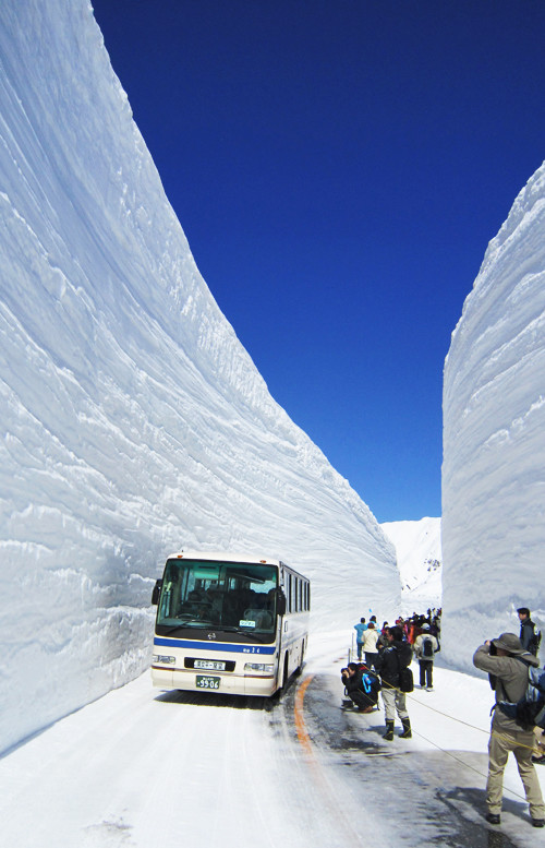 Ταξίδι ανάμεσα από τα τείχη του χιονιού (pics) 