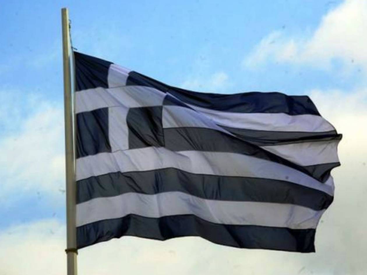 Αλβανοί κατέβασαν και πάτησαν ελληνικές σημαίες