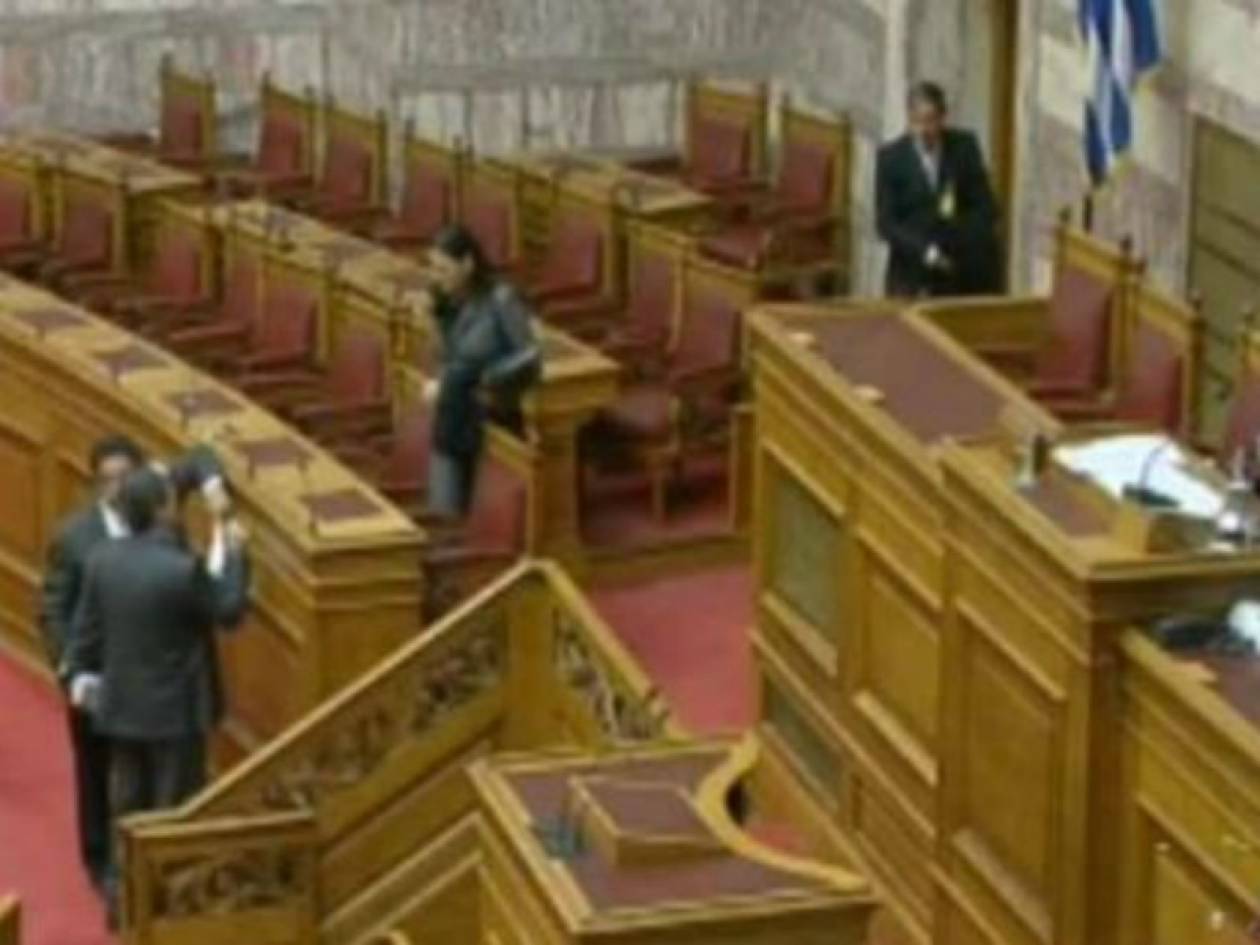 Βίντεο: Δείτε τι ακούστηκε στο κανάλι της Βουλής στο τέλος συνεδρίασης