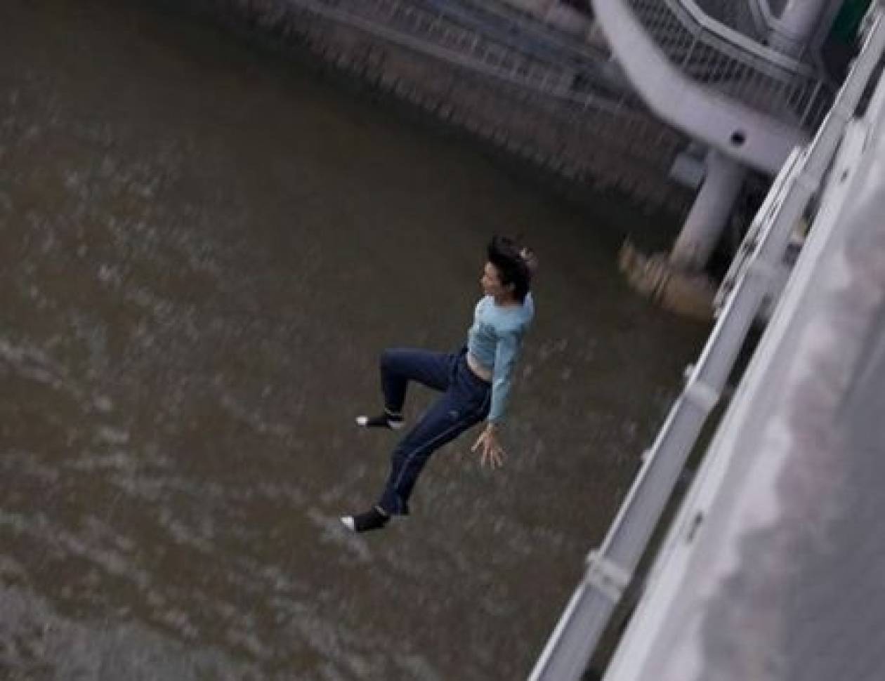 ΣΟΚ: Η στιγμή που η 31χρονη πήδηξε από γέφυρα ύψους 15 μέτρων