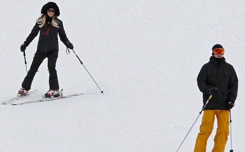 Δείτε την Paris Hilton να κάνει σκι