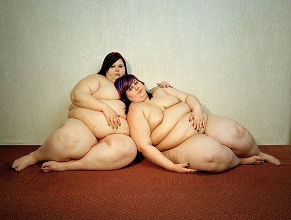 Υπέρβαρες γυναίκες φωτογραφίζονται ολόγυμνες σε νέα έκθεση