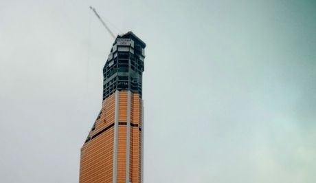 Aνέβηκαν  κρυφά και πήδηξαν από το ψηλότερο κτίριο της Ευρώπης! (pics)