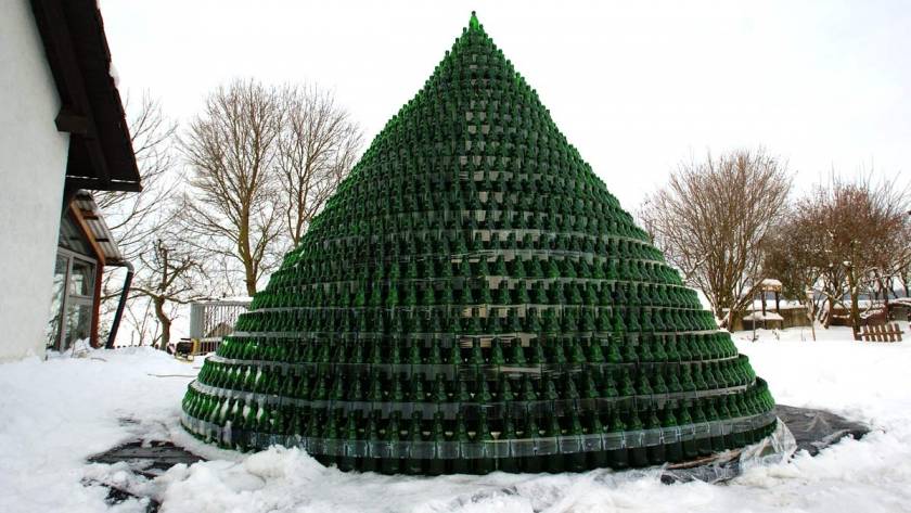 Ήπιαν 1.600 μπύρες για να φτιάξουν ένα χριστουγεννιάτικο δέντρο!
