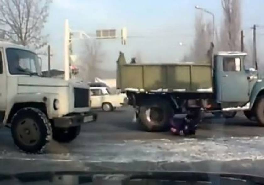 Βίντεο: Φορτηγό παρασύρει αστυνομικό που ρυθμίζει την κυκλοφορία