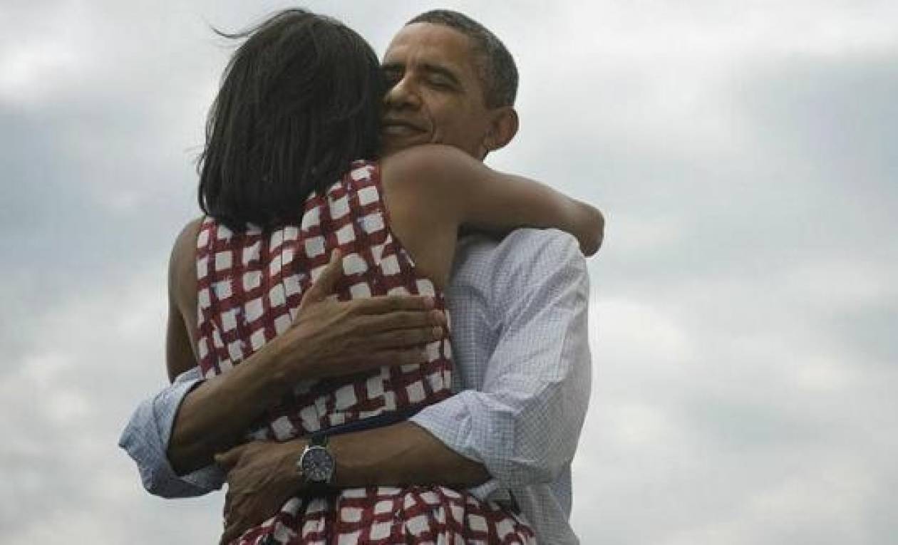 Tι κρύβεται πίσω από την αγκαλιά Ομπάμα- Μισέλ