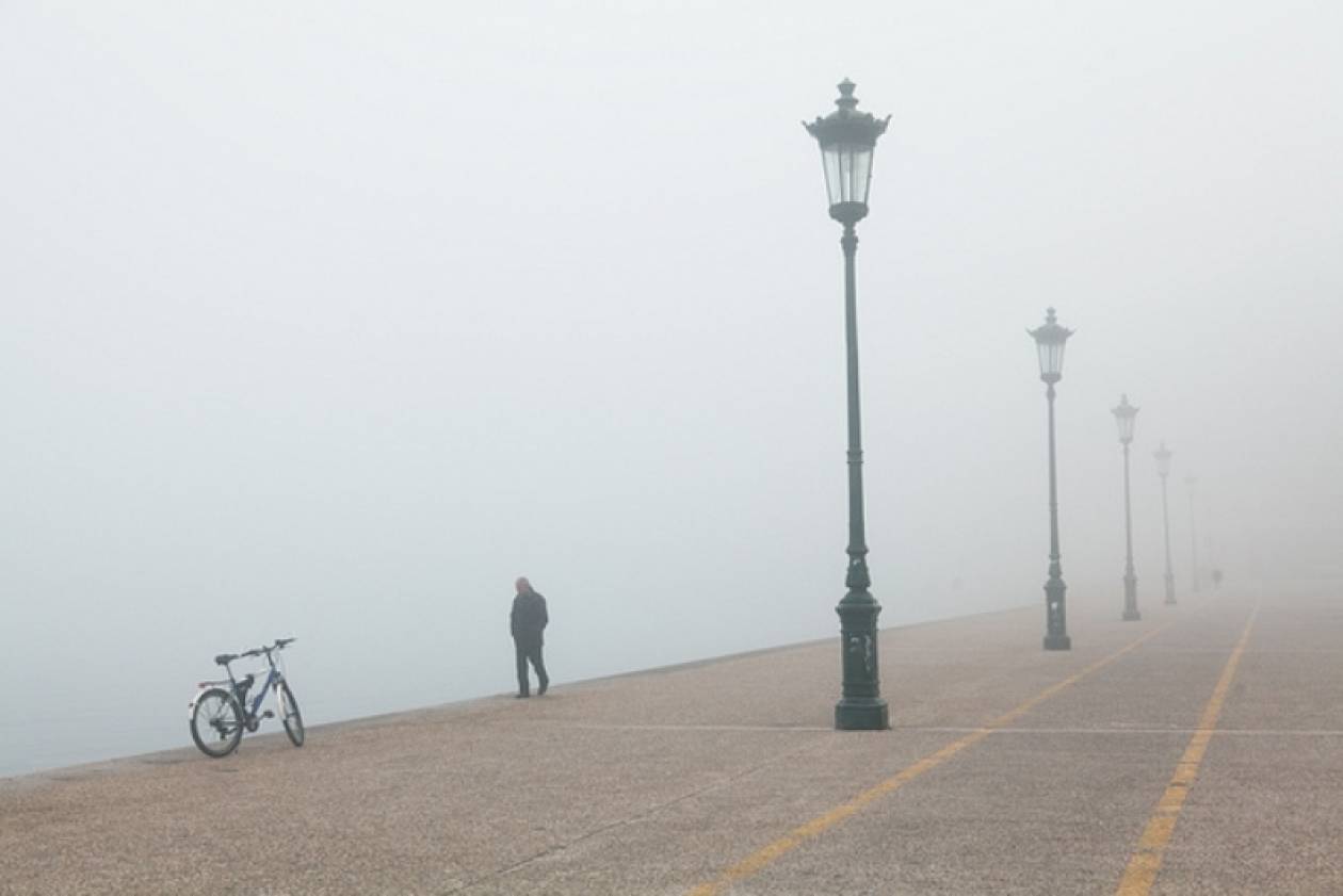 Πέπλο ομίχλης κάλυψε τη Θεσσαλονίκη