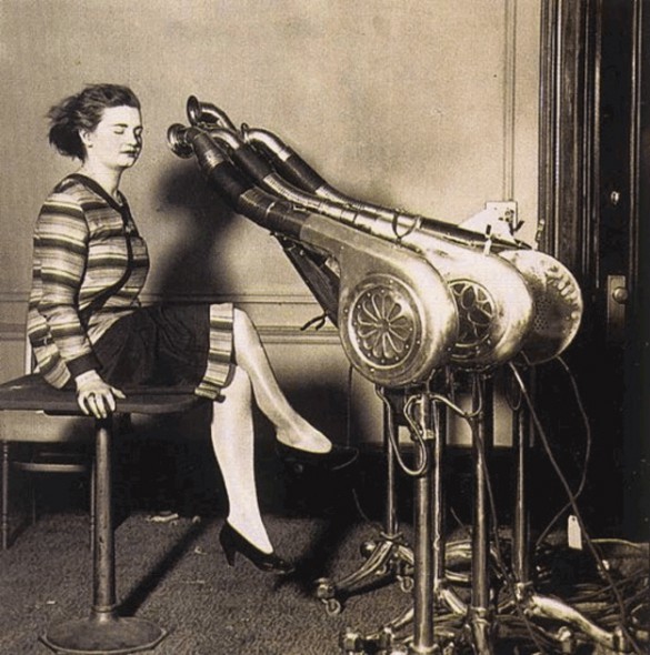 ΑΠΙΣΤΕΥΤΟ: Δείτε πώς ήταν τα πιστολάκια μαλλιών το 1920! 