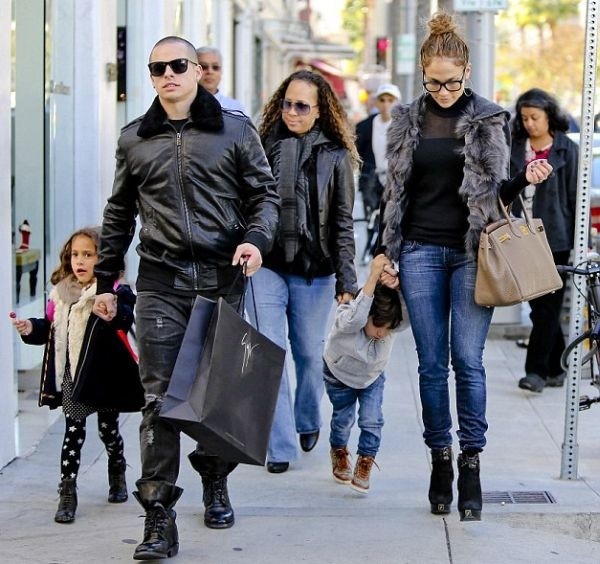 H... σοφιστικέ Jennifer για ψώνια με τον Κάσπερ και τα παιδιά της!