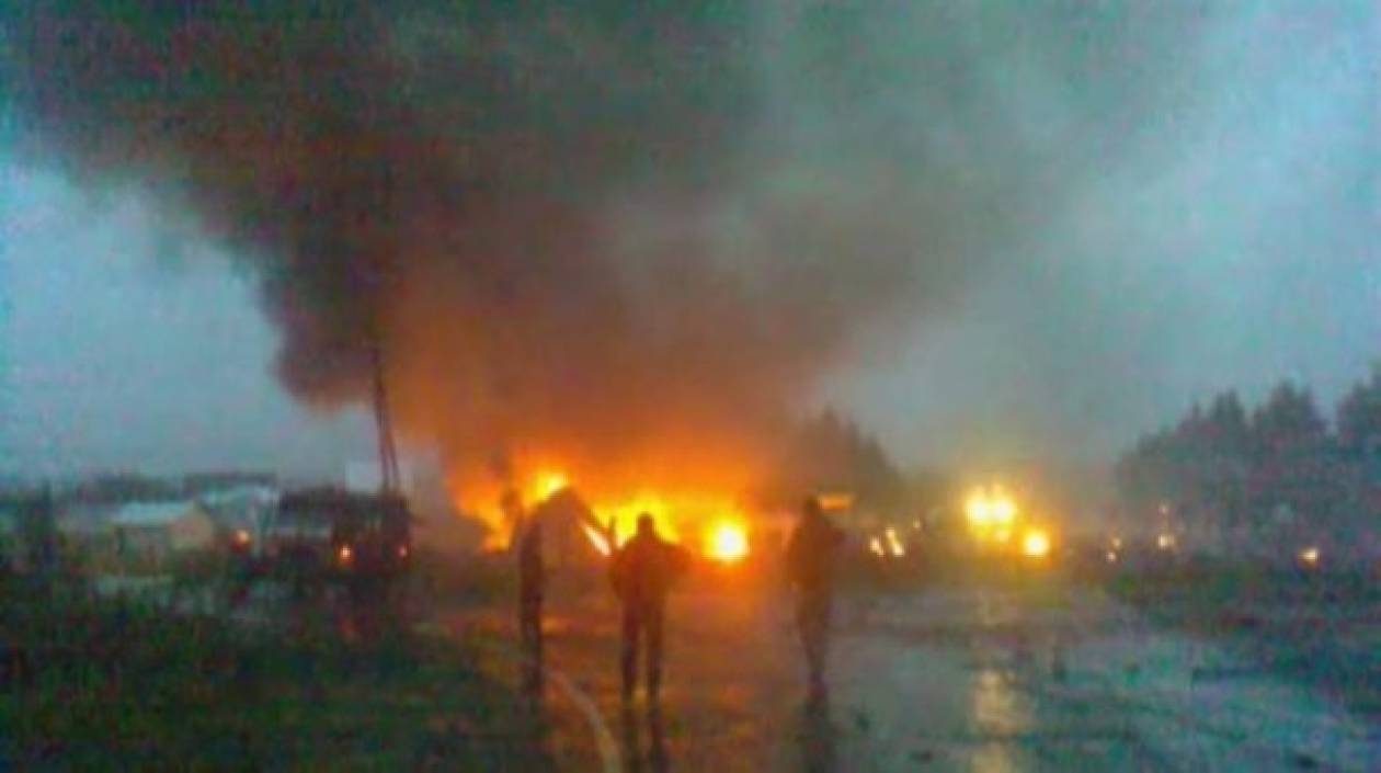 Τραγωδία στη Ρωσία-Αεροπλάνο κόπηκε στα τρία και άρπαξε φωτιά
