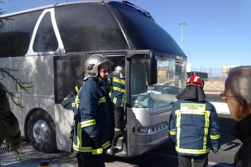 Φωτιά σε τουριστικό λεωφορείο εν κινήσει