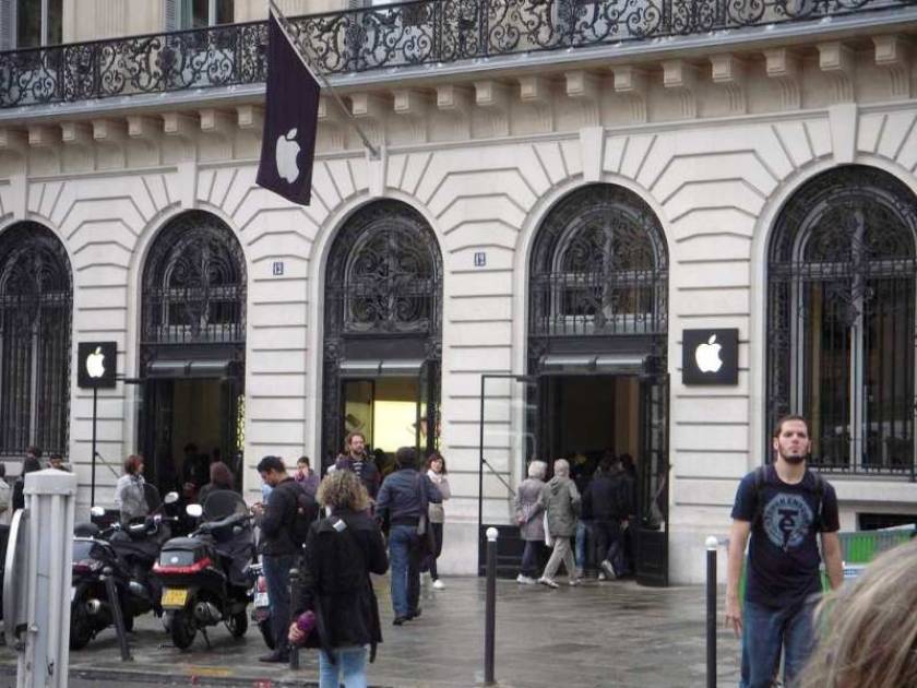 Ληστές «σήκωσαν» κατάστημα της Apple στο Παρίσι
