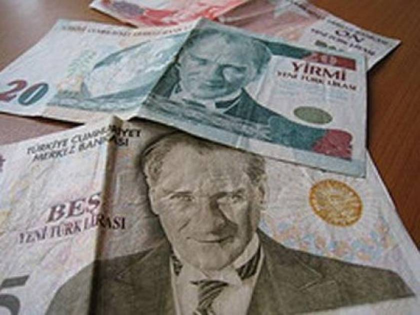 Η Τουρκία μειώνει το φόρο για καταθέσεις σε λίρα