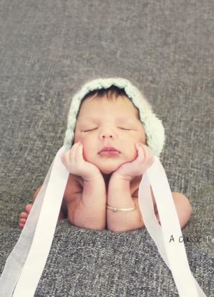 Εκπληκτική φωτογραφία:«Χειραψία» βρέφους με γιατρό την ώρα της γέννας