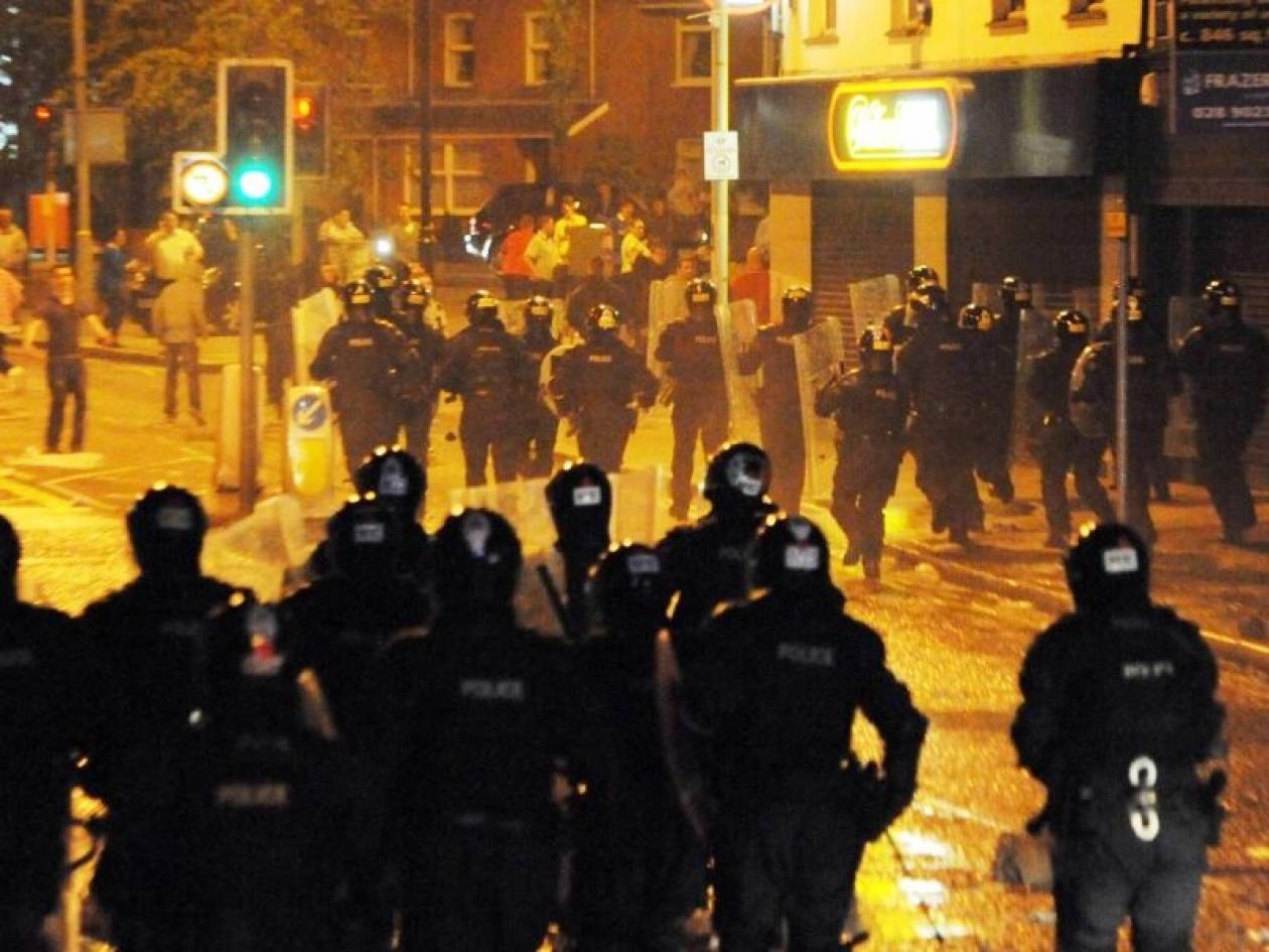 Ταραχές με τραυματίες αστυνομικούς στο Μπέλφαστ