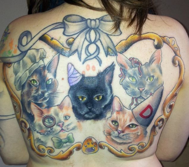 Απίστευτο: Έκανε τατουάζ στην πλάτη τις... νεκρές γάτες της!