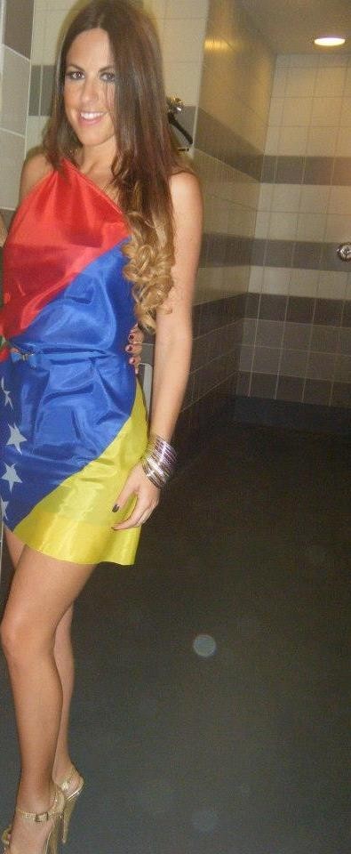 Claudia Romani: Καυτές… πόζες με τη σημαία της Βενεζουέλας!