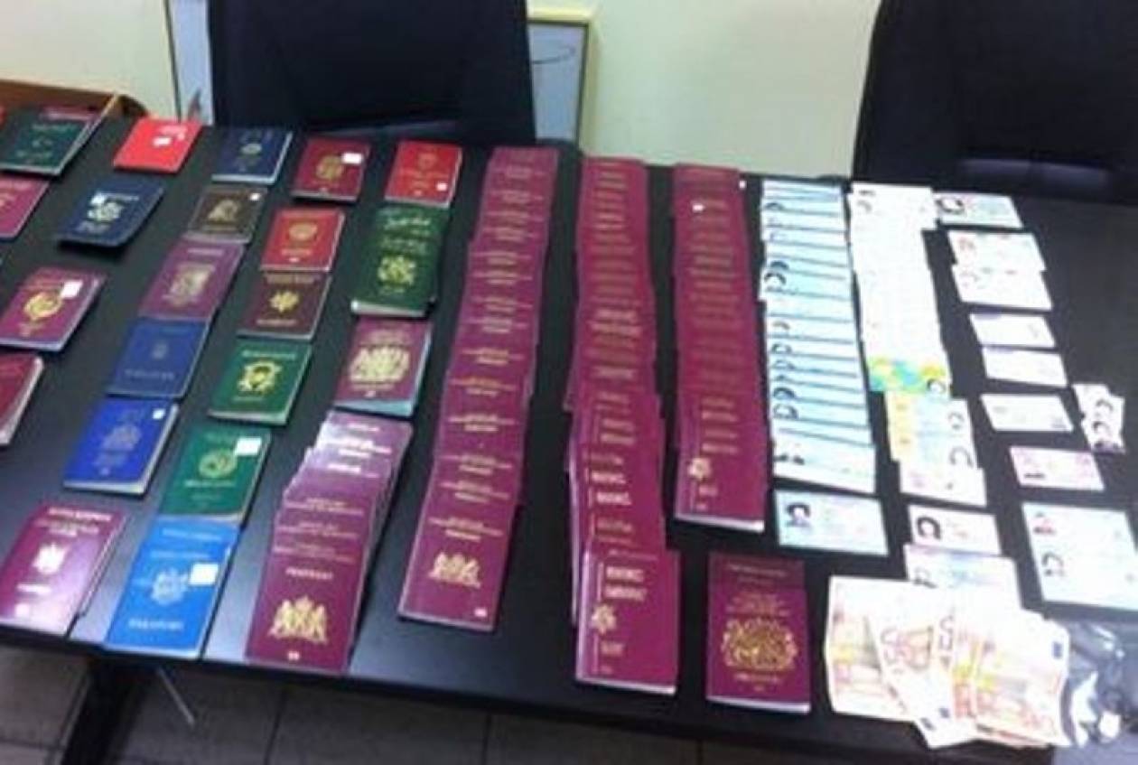 Συνελήφθησαν για διακίνηση πλαστών διαβατηρίων και ταυτοτήτων