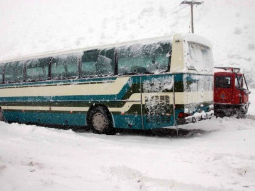 Λεωφορείο των ΚΤΕΛ, κατέβασε και παράτησε στα χιόνια ανήμπορη γυναίκα!