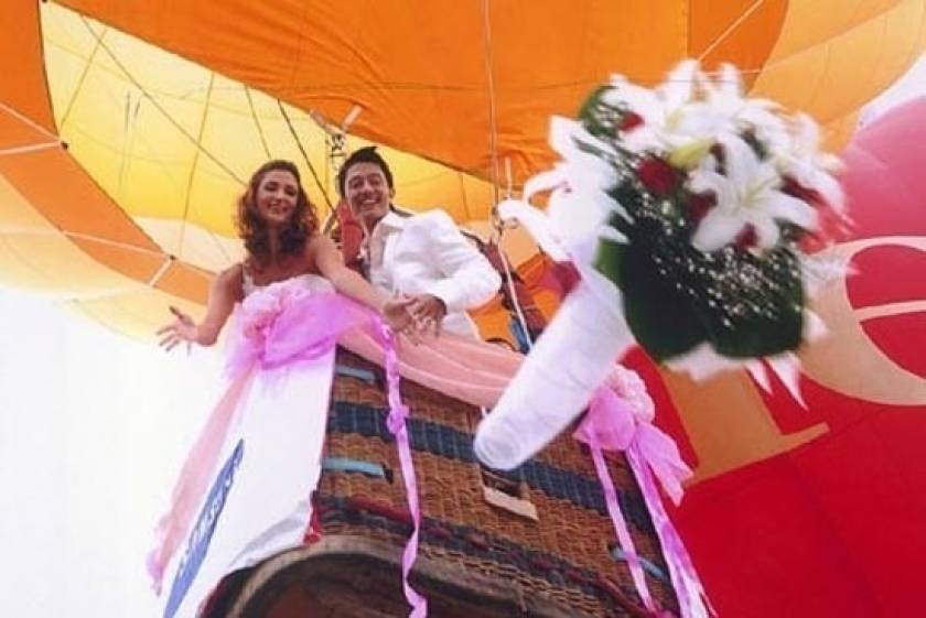 Βίντεο: Παντρεύτηκαν πάνω σε αερόστατο... αλλά γκρεμοτσακίστηκαν!
