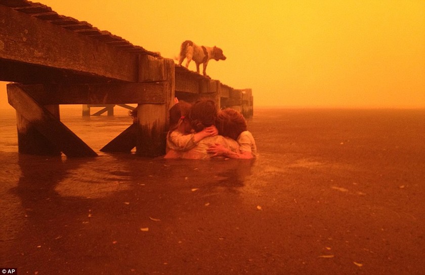 ΣΥΓΚΛΟΝΙΣΤΙΚΕΣ ΦΩΤΟ: Οικογένεια σώθηκε από θαύμα από τις φλόγες