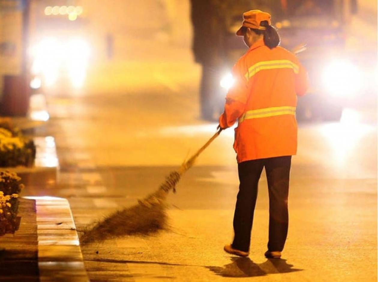 Η εκατομμυριούχος που... καθαρίζει δρόμους