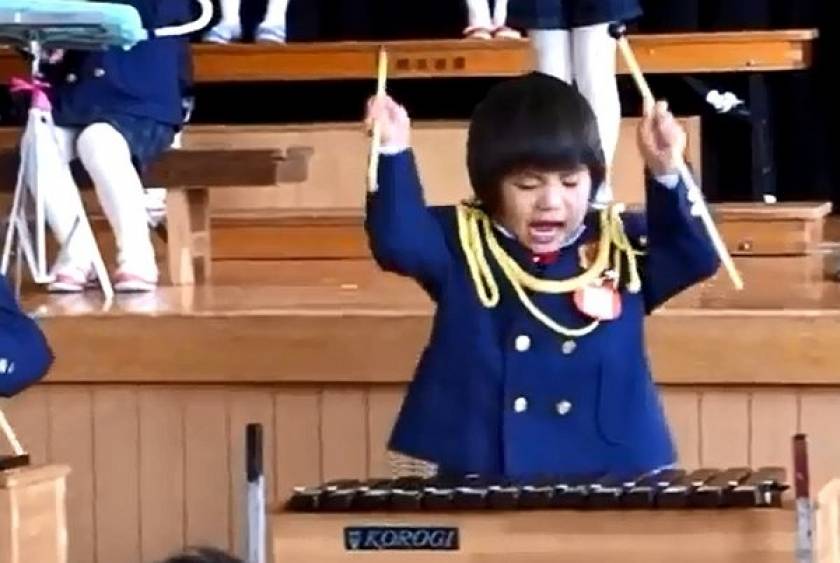 Βίντεο: Δεν έχετε δει παιδί να παίζει ξυλόφωνο έτσι!