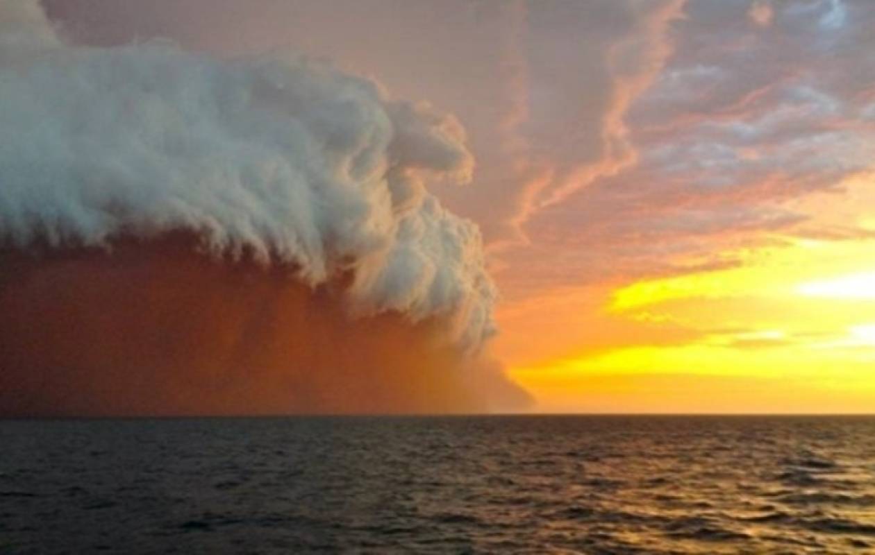 Βίντεο: Εντυπωσιακές εικόνες καταιγίδας στο ηλιοβασίλεμα