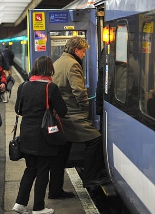 Υπουργός μετακινείται με τρένο για να μην ξοδεύει τους πολίτες(pics)