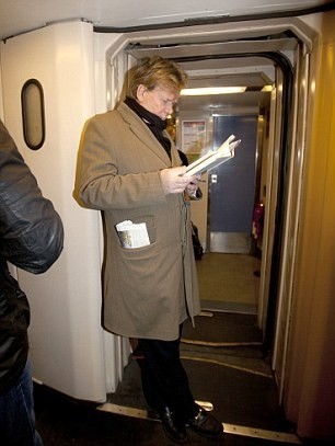 Υπουργός μετακινείται με τρένο για να μην ξοδεύει τους πολίτες(pics)