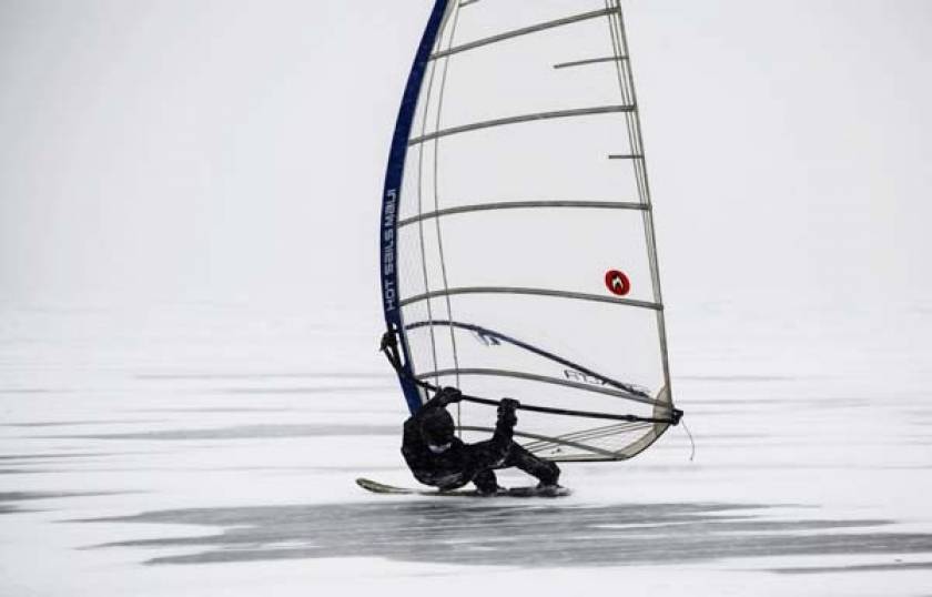 Windsurfing πάνω σε παγωμένη λίμνη! (pics)