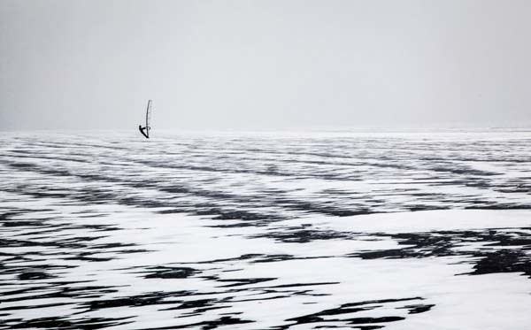 Windsurfing πάνω σε παγωμένη λίμνη! (pics) 