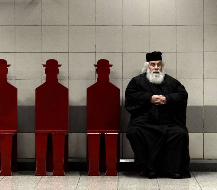 Η φωτογραφία του Έλληνα ιερέα που κάνει το γύρο του κόσμου