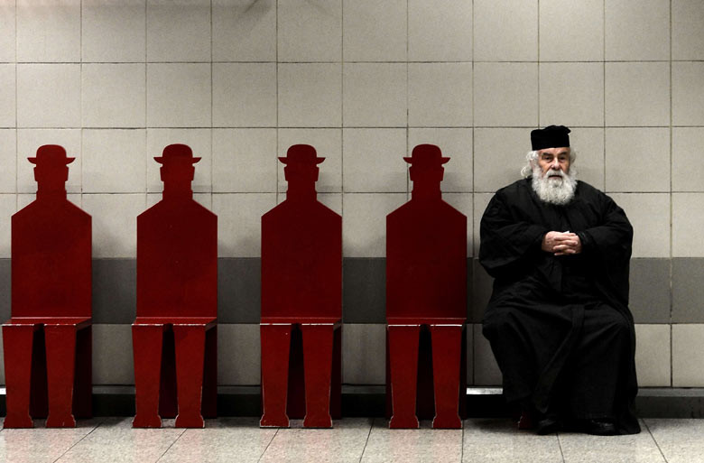 Η φωτογραφία του Έλληνα ιερέα που κάνει το γύρο του κόσμου 