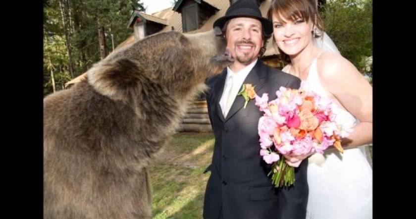 ΑΠΙΣΤΕΥΤΟ: Παντρεύτηκαν με κουμπάρο μία... αρκούδα!