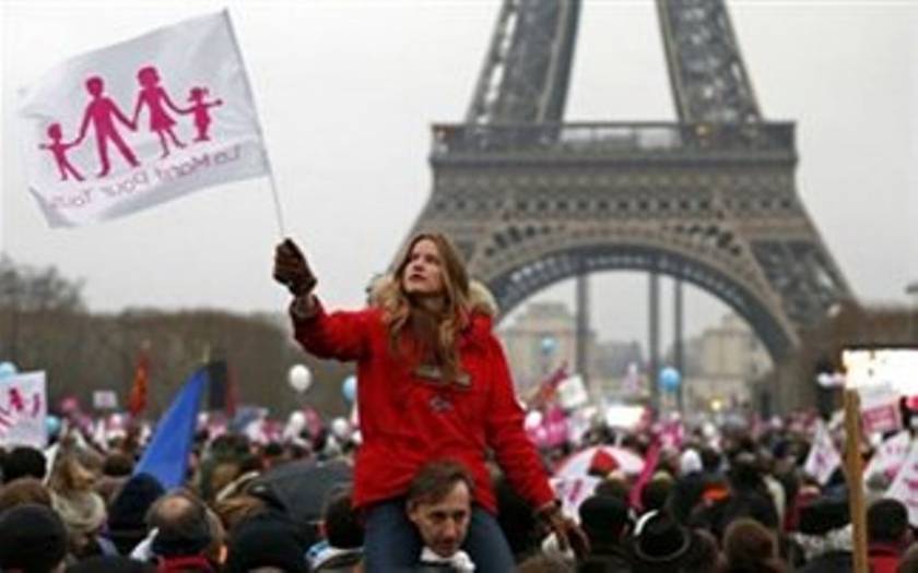 Χιλιάδες Παριζιάνοι διαδήλωσαν κατά των γάμων των ομοφυλόφιλων